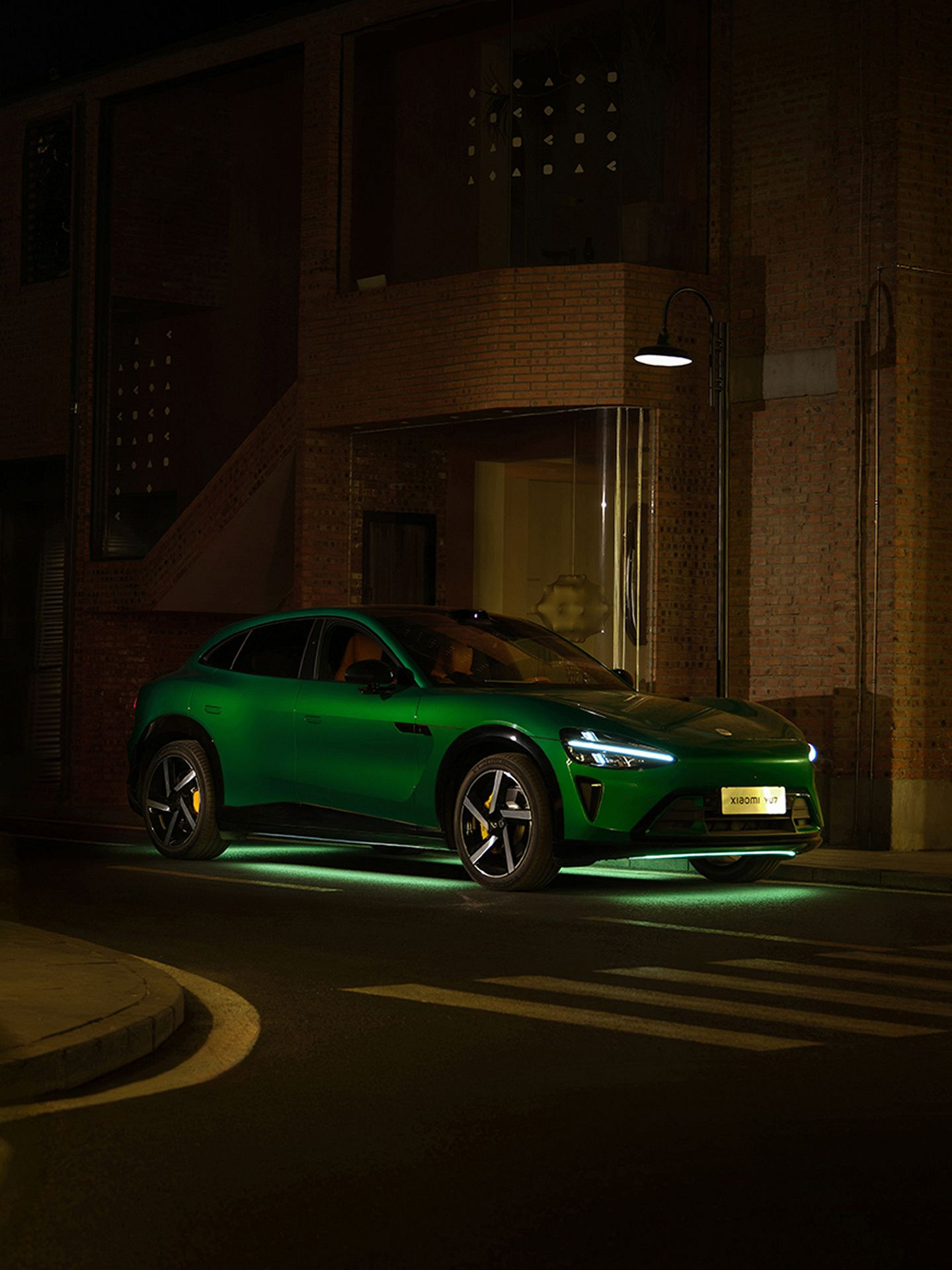小米分享多張小米YU7實拍圖：夜間底盤氛圍燈太帥了！