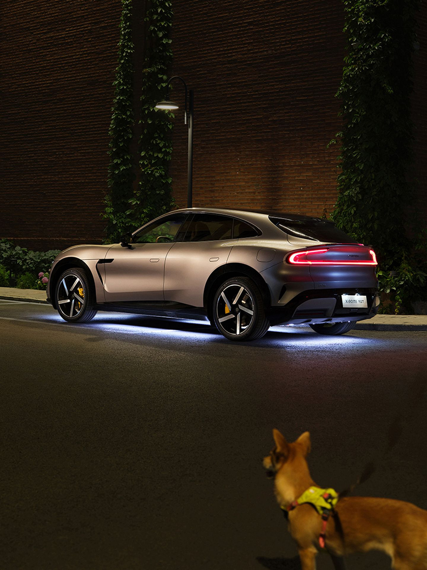 小米分享多張小米YU7實拍圖：夜間底盤氛圍燈太帥了！