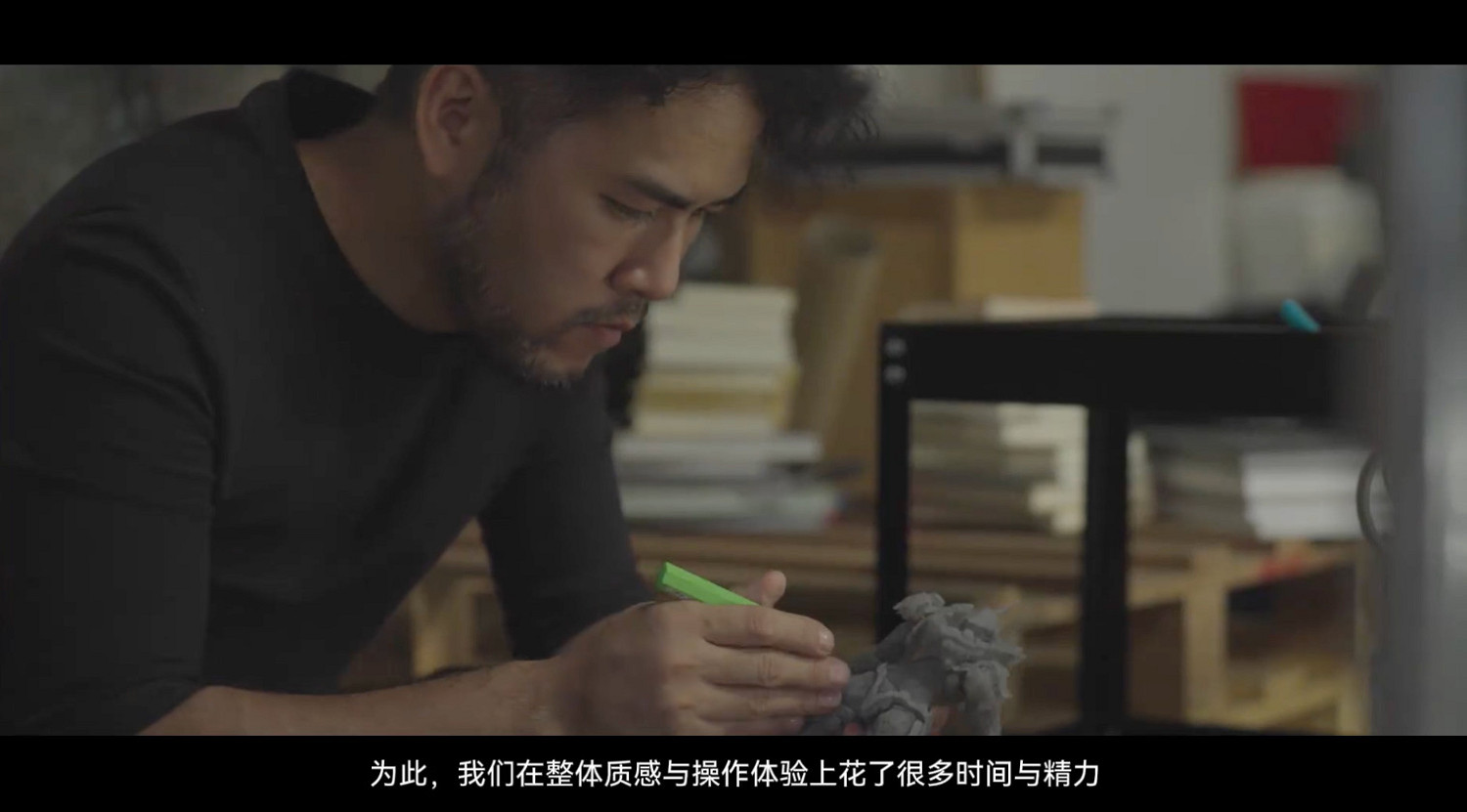 借著這部機甲遊戲，他想聊聊人類的未來