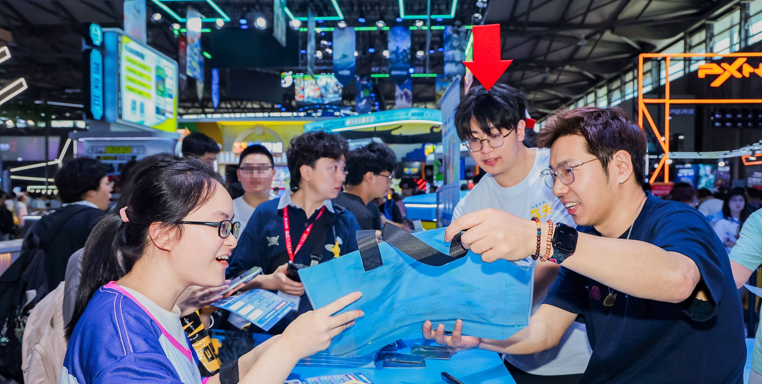 潛水員戴夫現身ChinaJoy,製作人黃載皓入駐微博 潛水員戴夫現身ChinaJoy,製作人黃載皓入駐微博