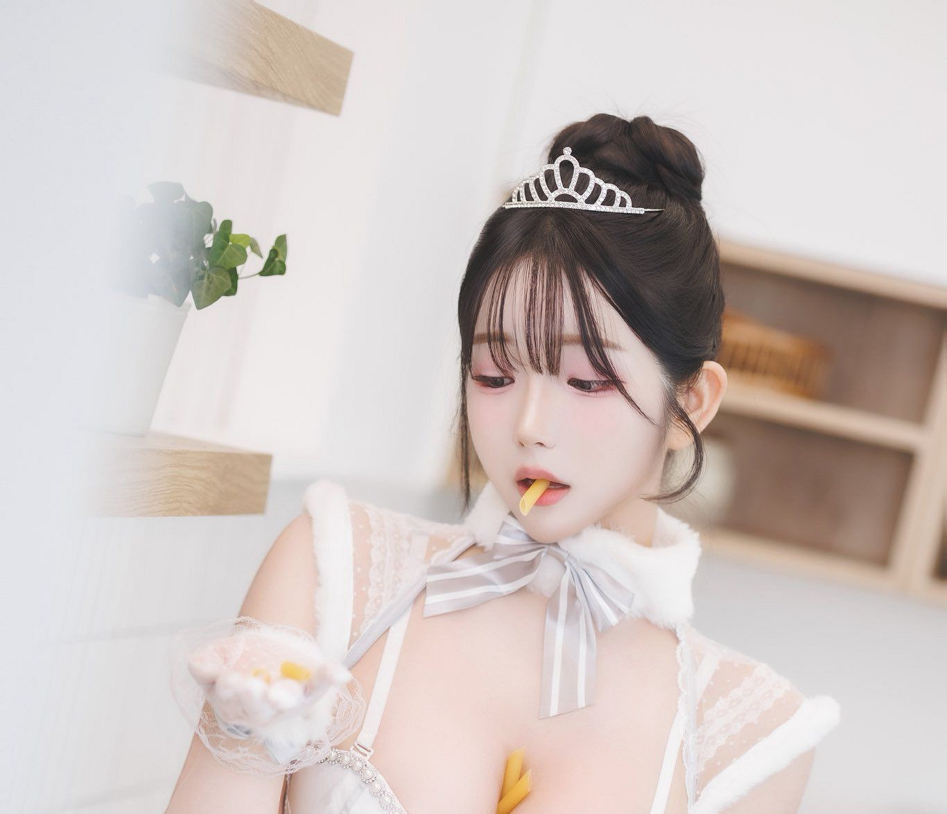 白色蕾絲太勾人！《劍星》體模尹雪花發布新美照！