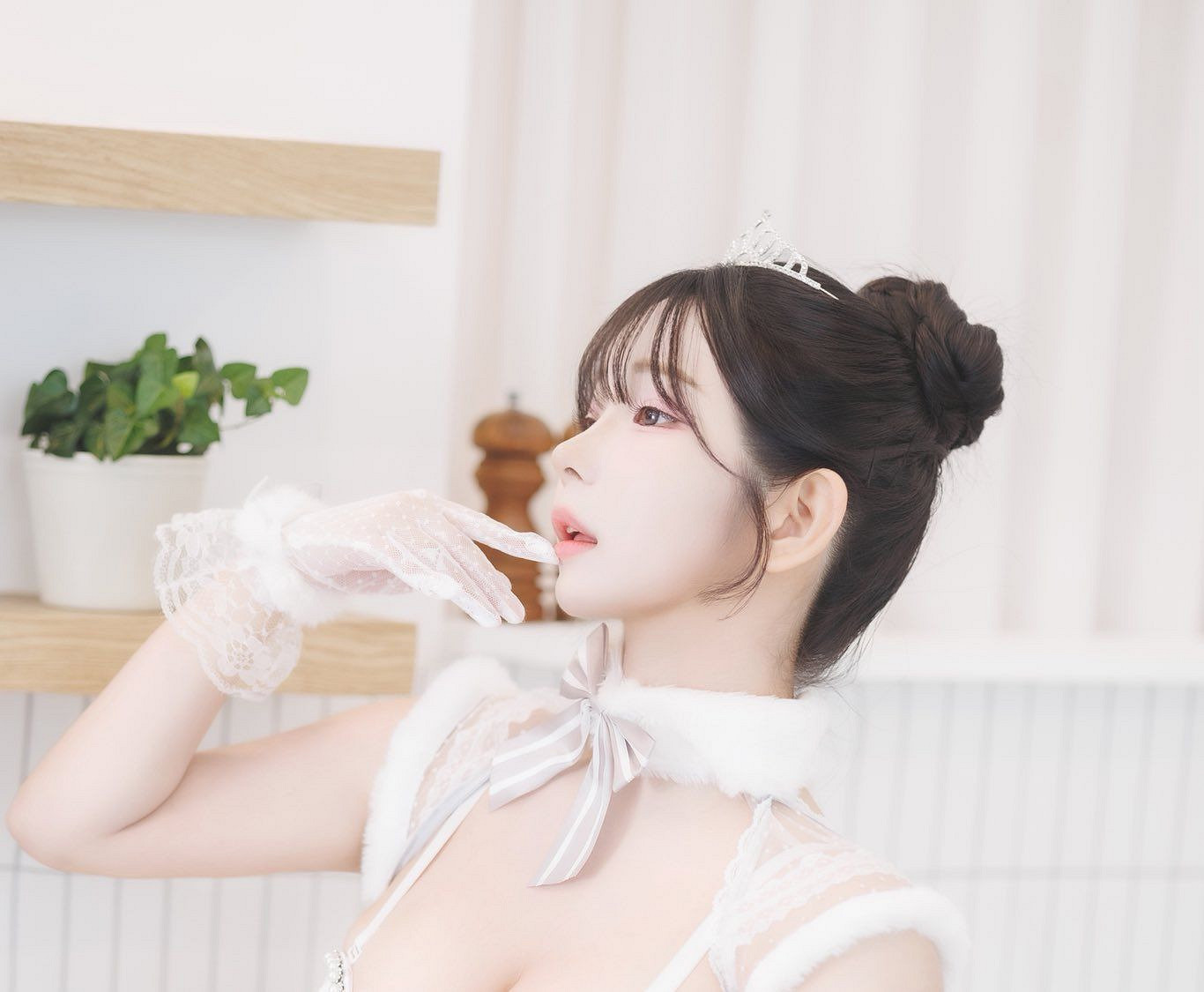 白色蕾絲太勾人！《劍星》體模尹雪花發布新美照！