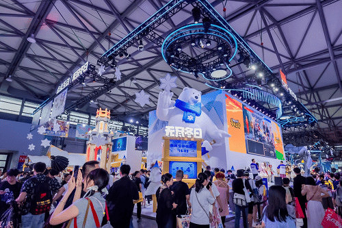 大白熊出沒！世紀華通《無盡冬日》展台打造夏日冰爽打卡點