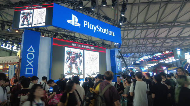 不是，真有遊戲製作人穿機甲上台演出？