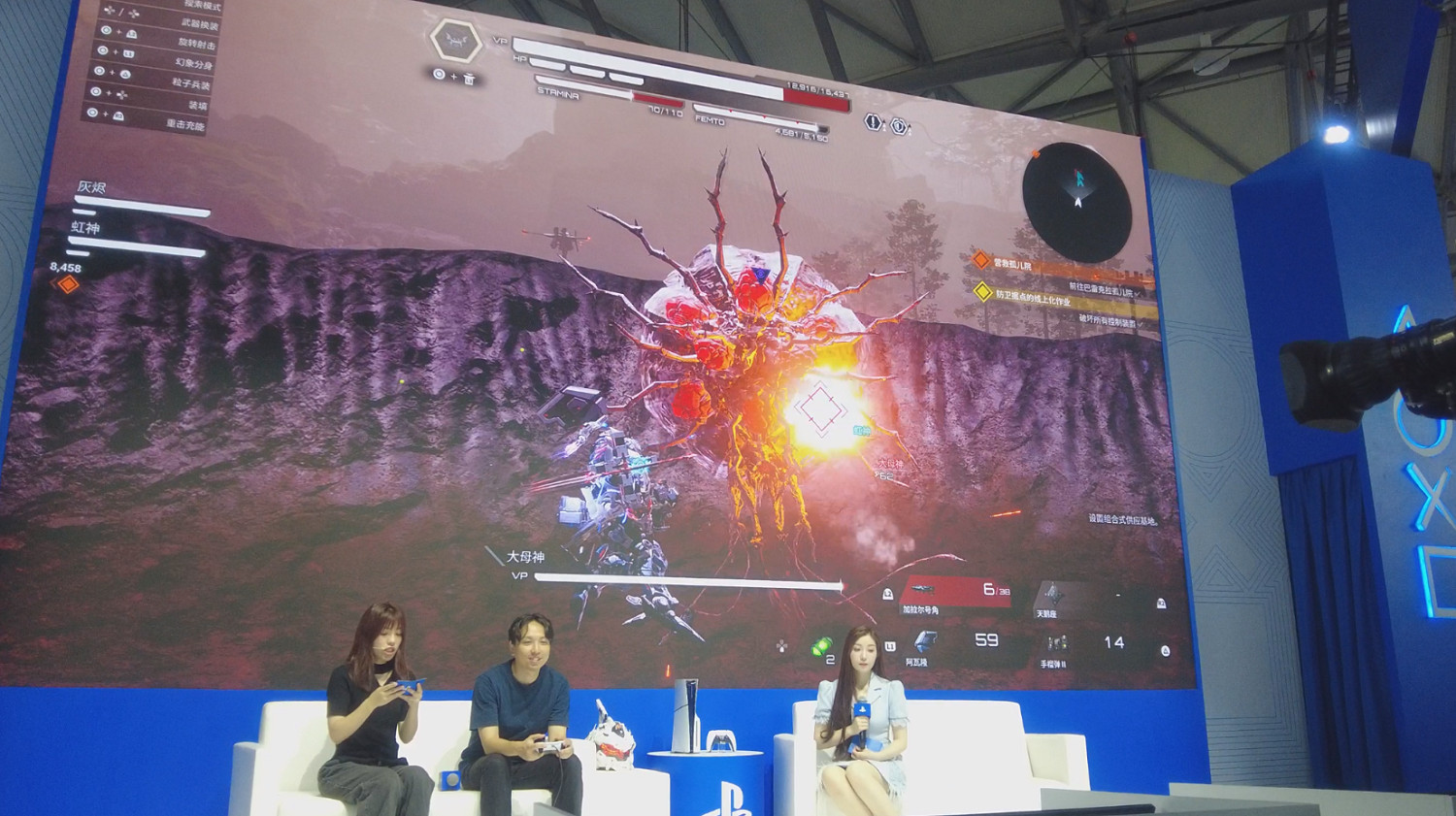 不是,真有遊戲製作人穿機甲上台演出? 不是,真有遊戲製作人穿機甲上台演出?