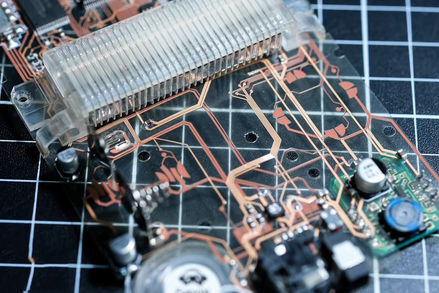 連主板都是透明的！DIY牛人自製全透明全透視GBC掌機