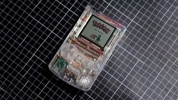 連主板都是透明的！DIY牛人自製全透明全透視GBC掌機