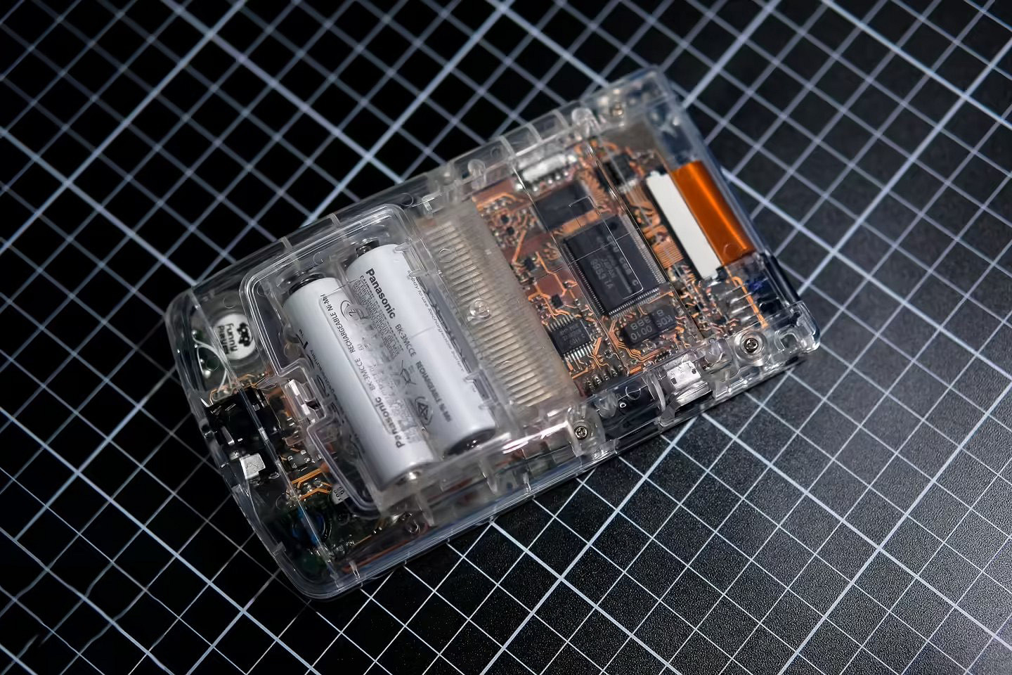 連主板都是透明的！DIY牛人自製全透明全透視GBC掌機