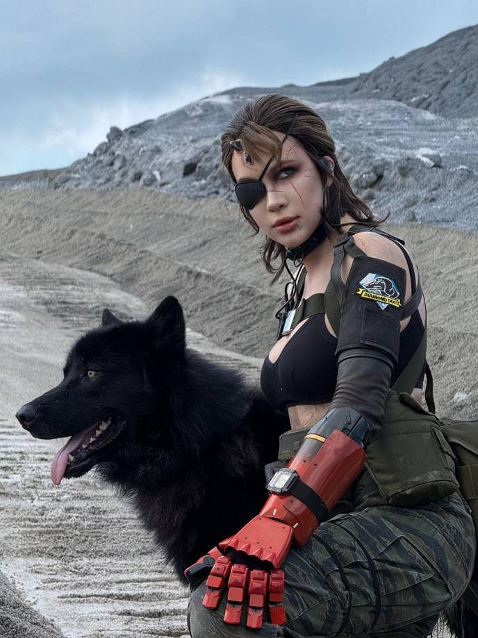 俄妹COS《潛龍諜影5》靜靜：金色皮膚實太還原了！