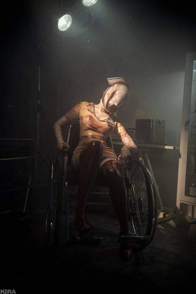 俄妹COS《潛龍諜影5》靜靜：金色皮膚實太還原了！