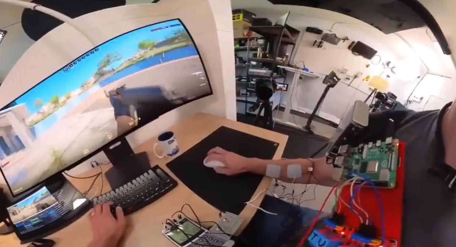 這都拿命開掛了!國外博主自創"電擊"物理外掛設備 這都拿命開掛了!國外博主自創"電擊"物理外掛設備