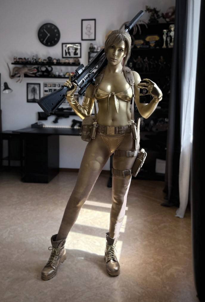 俄妹COS《潛龍諜影5》靜靜：金色皮膚實太還原了！