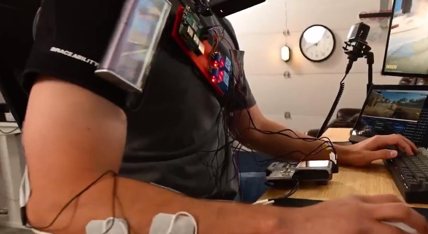 這都拿命開掛了!國外博主自創"電擊"物理外掛設備 這都拿命開掛了!國外博主自創"電擊"物理外掛設備