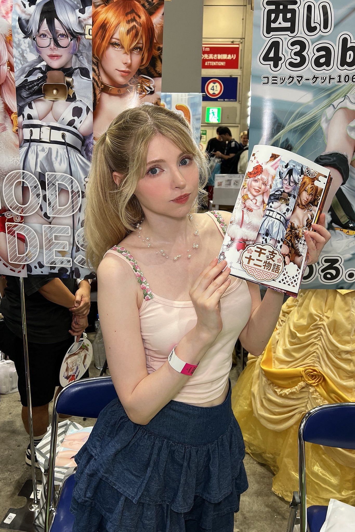 甜度超標！礙事梨體模穿清涼便服逛展：甜美又可愛！