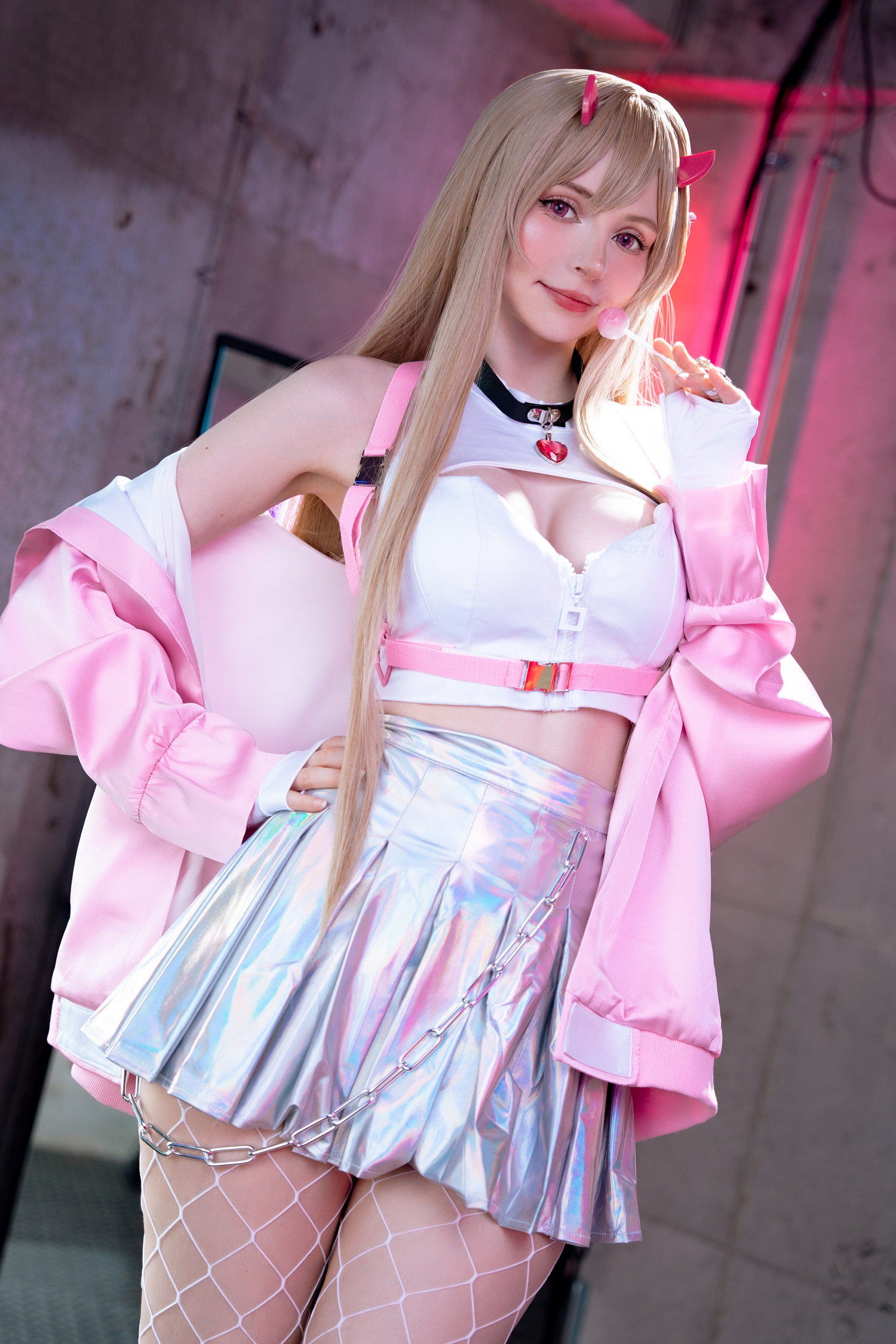 礙事梨體模COS《潛龍諜影3》EVA：豐滿身材極致誘惑！