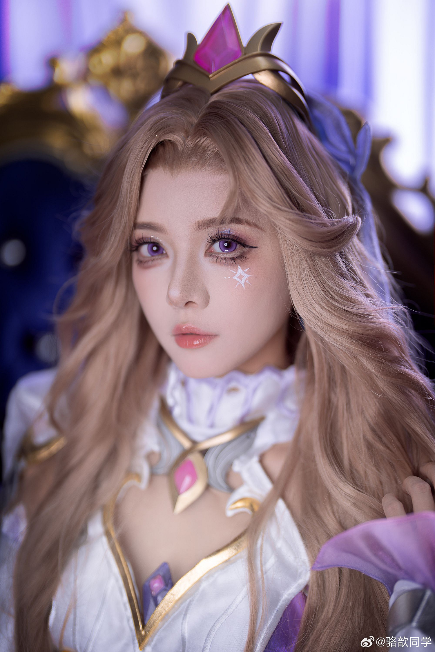 《英雄聯盟》主持人駱歆曬女警皮膚COS:氣質動人! 《英雄聯盟》主持人駱歆曬女警皮膚COS:氣質動人!