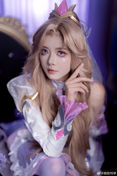《英雄聯盟》主持人駱歆曬女警皮膚COS：氣質動人！