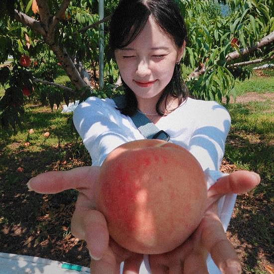 《沉默之丘f》女主臉模曬新照！豹紋吊帶新寫真慵懶迷人