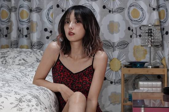 《沉默之丘f》女主臉模曬新照！豹紋吊帶新寫真慵懶迷人