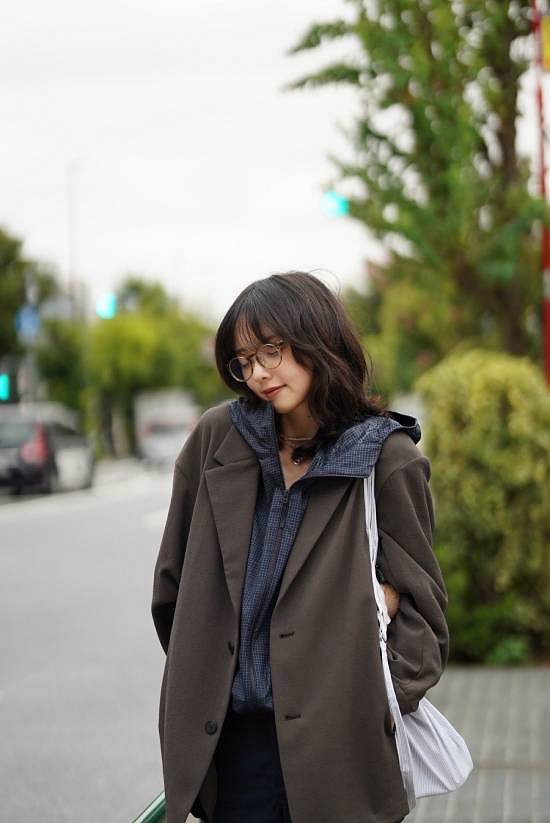 《沉默之丘f》女主臉模曬新照！豹紋吊帶新寫真慵懶迷人