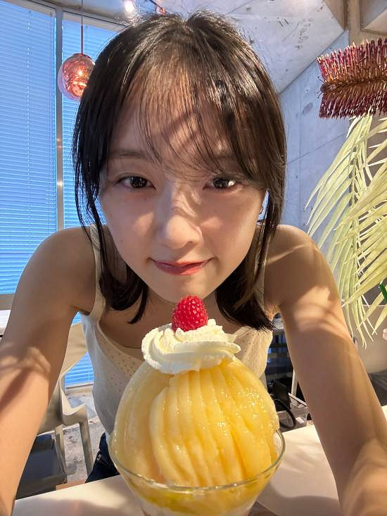 《沉默之丘f》女主臉模曬新照！豹紋吊帶新寫真慵懶迷人