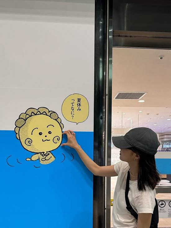 《沉默之丘f》女主臉模曬新照！豹紋吊帶新寫真慵懶迷人