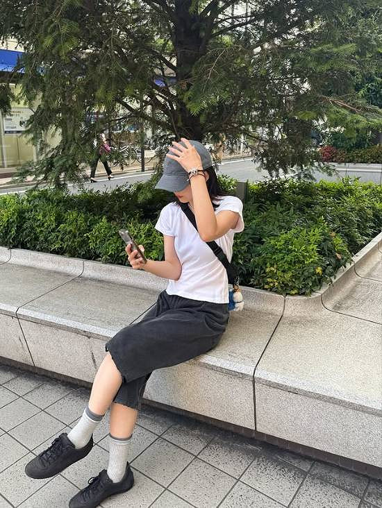 《沉默之丘f》女主臉模曬新照！豹紋吊帶新寫真慵懶迷人