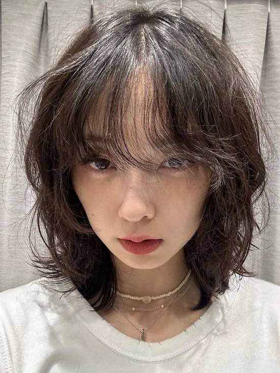 《沉默之丘f》女主臉模曬新照！豹紋吊帶新寫真慵懶迷人