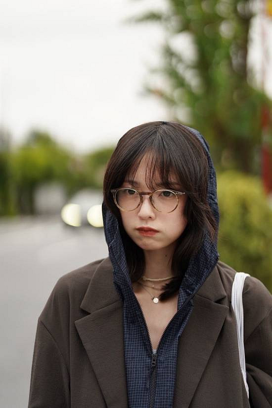 《沉默之丘f》女主臉模曬新照！豹紋吊帶新寫真慵懶迷人