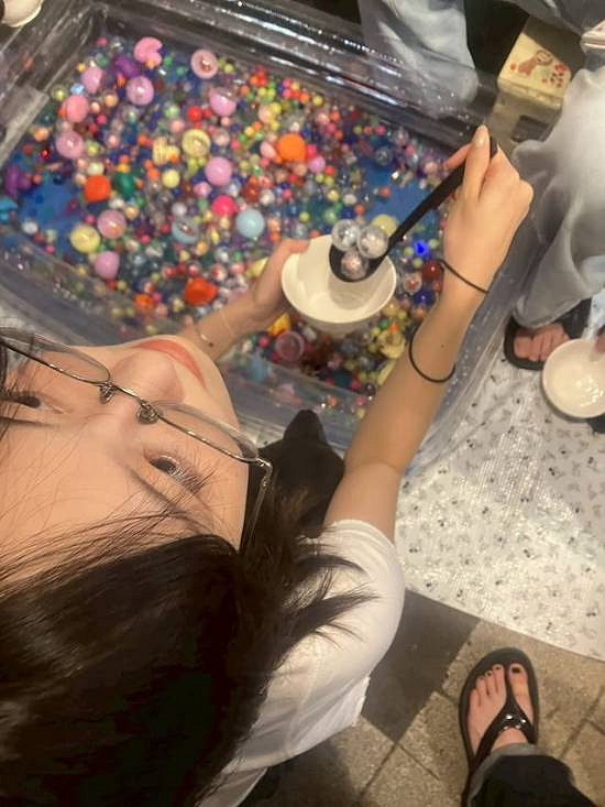 《沉默之丘f》女主臉模曬新照！豹紋吊帶新寫真慵懶迷人