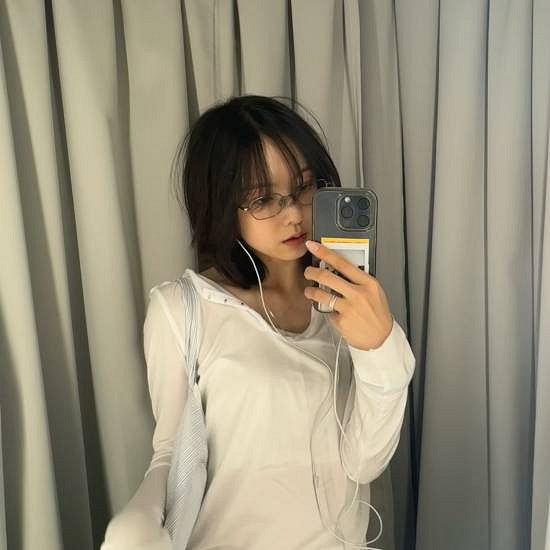 《沉默之丘f》女主臉模曬生活照：活潑可愛 元氣滿滿！