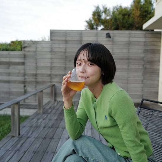 《沉默之丘f》女主臉模曬生活照：活潑可愛 元氣滿滿！