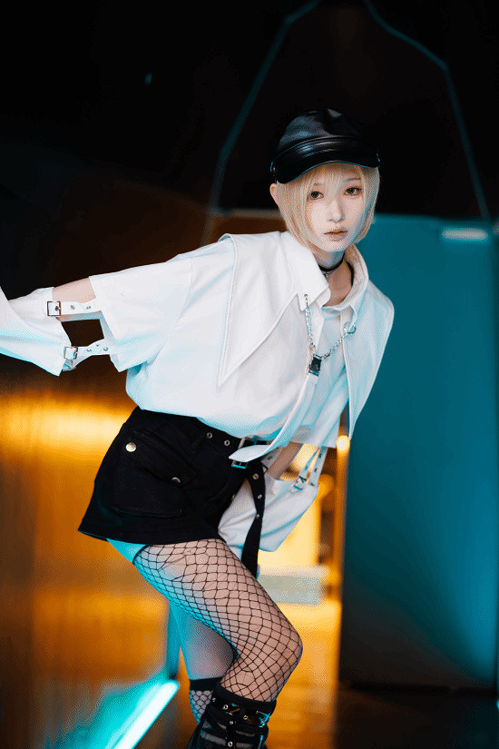 國外推主COS《沉默之丘f》深水雛子 手持鋼管又美又颯！