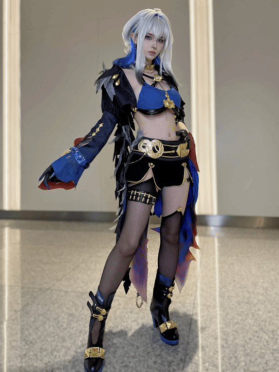 國外推主COS《沉默之丘f》深水雛子 手持鋼管又美又颯！