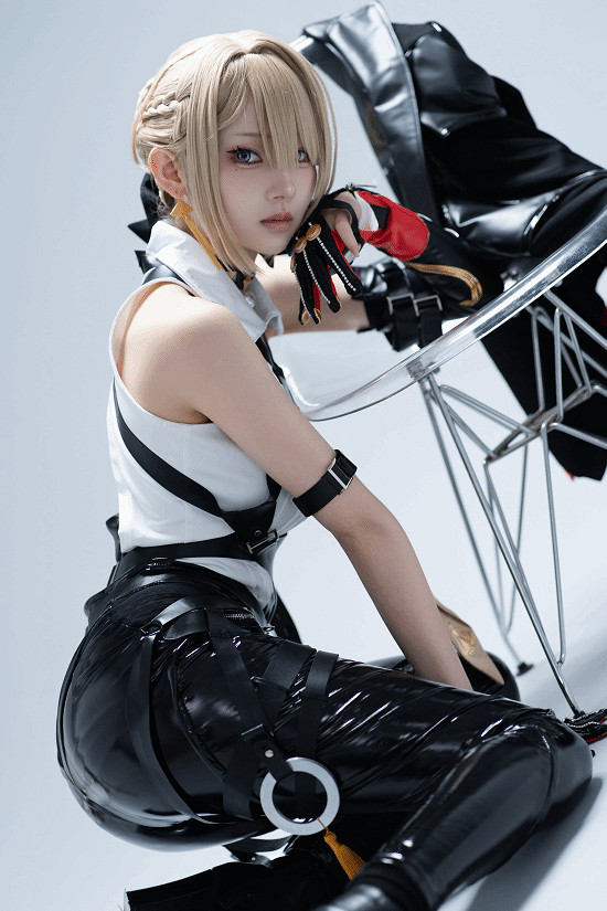 國外推主COS《沉默之丘f》深水雛子 手持鋼管又美又颯！