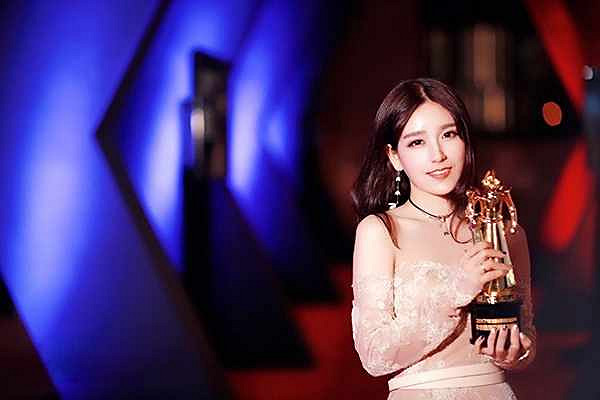 S15賽事解說Rita新中式造型出圈！網友直呼塔子姐好美