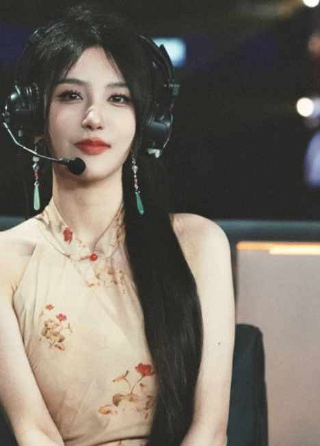 S15賽事解說Rita新中式造型出圈！網友直呼塔子姐好美