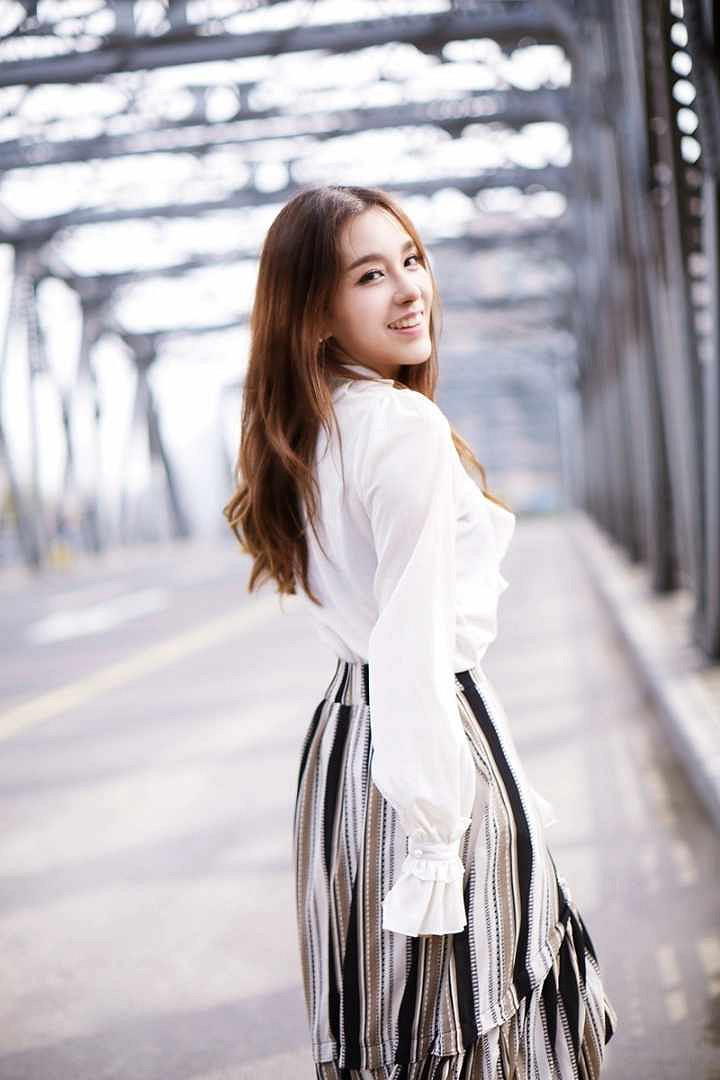 S15賽事解說Rita新中式造型出圈！網友直呼塔子姐好美