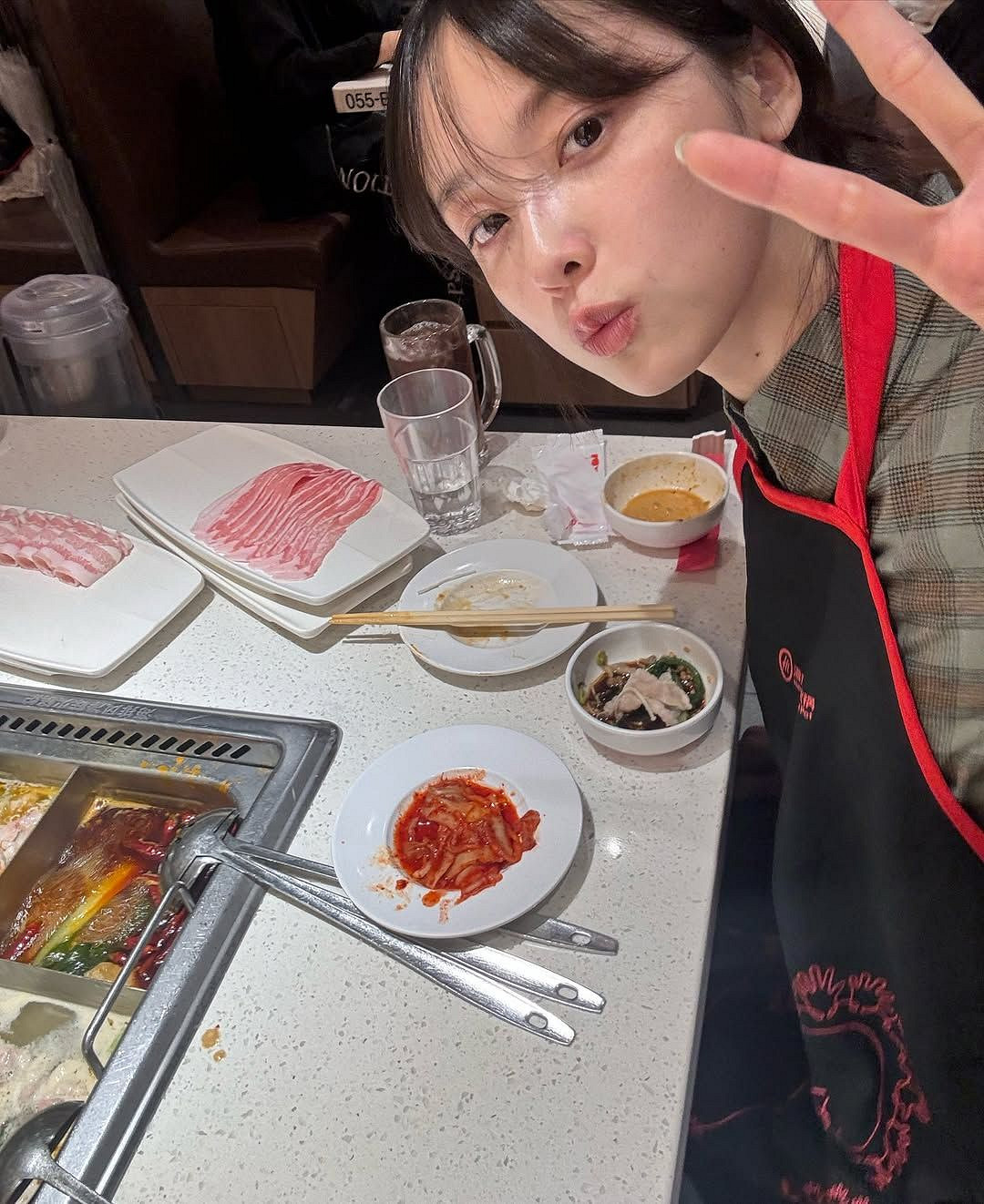 《沉默之丘f》女主臉模曬生活照:打扮美美的吃海底撈! 《沉默之丘f》女主臉模曬生活照:打扮美美的吃海底撈!