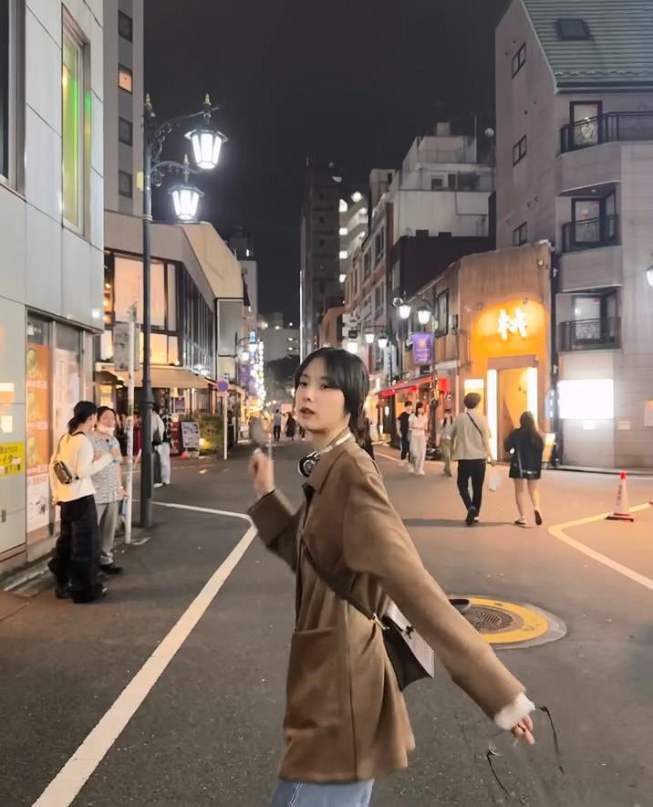 《沉默之丘f》女主臉模曬生活照:打扮美美的吃海底撈! 《沉默之丘f》女主臉模曬生活照:打扮美美的吃海底撈!