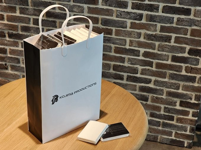 小島秀夫東京街頭派發《死亡擱淺2》紙巾 行人避之不及 小島秀夫東京街頭派發《死亡擱淺2》紙巾 行人避之不及