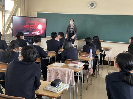 別人的學校！日本一中學用小島秀夫《P.T.》上英語課