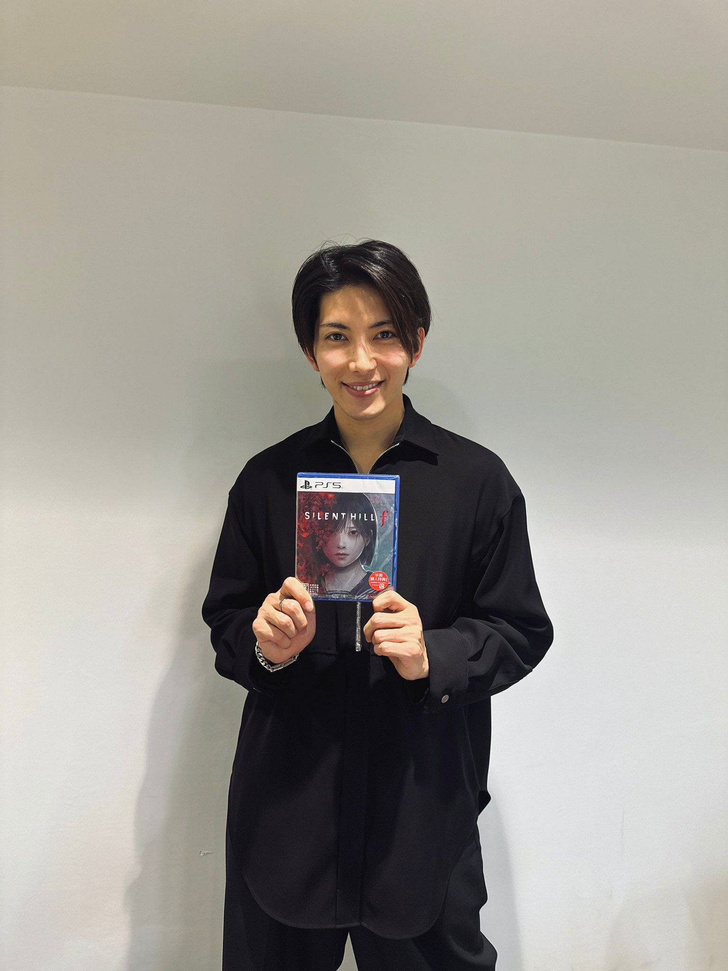 《沉默之丘f》演員曬收到的PS5實體盤:顏值超頂的帥哥 《沉默之丘f》演員曬收到的PS5實體盤:顏值超頂的帥哥