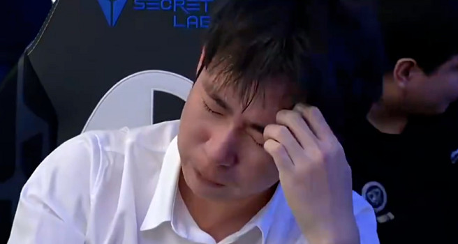 AL戰隊教練Xiaobai後台落淚 隊員鏖戰五局遺憾止步八強 AL戰隊教練Xiaobai後台落淚 隊員鏖戰五局遺憾止步八強