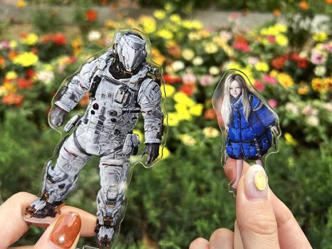 售價約132元！卡普空新遊《虛實萬象》推出男女主立牌