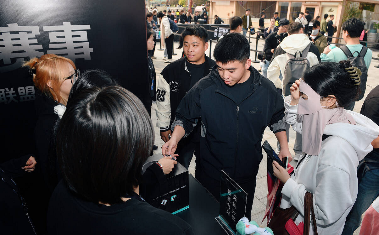 黃浦江畔電競狂歡！S15上海北外灘觀賽派對燃爆半決賽