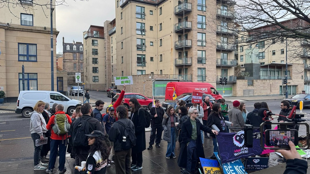 被R星解雇的員工在總部外進行抗議!手舉標語並要求複職 被R星解雇的員工在總部外進行抗議!手舉標語並要求複職