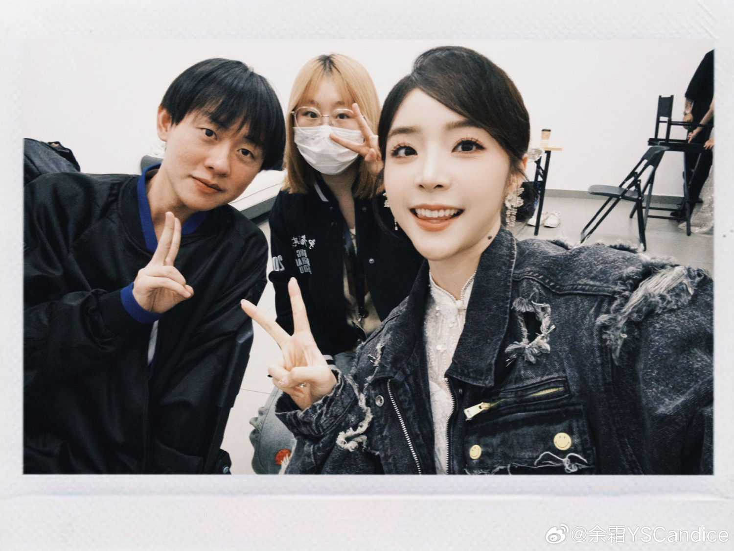 《英雄聯盟》美女主持人曬選手合照：與Faker相互比耶