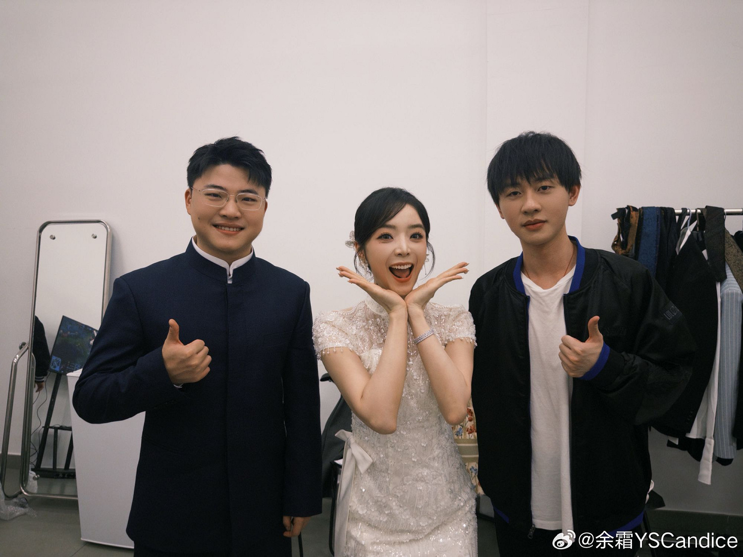 《英雄聯盟》美女主持人曬選手合照：與Faker相互比耶