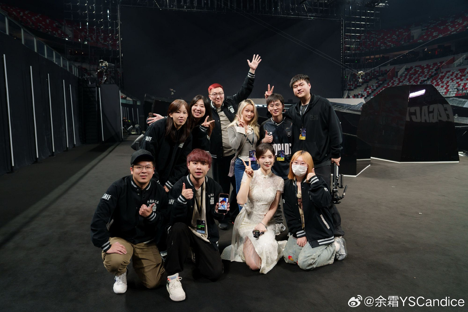 《英雄聯盟》美女主持人曬選手合照：與Faker相互比耶